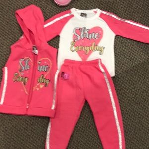 3/50$ NWT  WARM 3 pc sweat suit 24 months!
